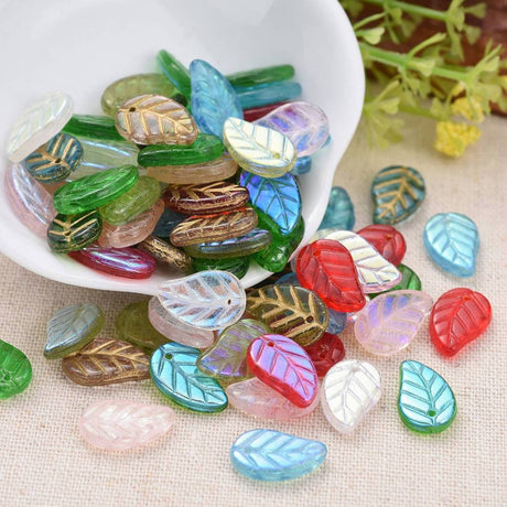 Tschechische handgefertigte Anhänger – Blätter in Mixfarben (ca. 15 mm) 20 Stk. - Uniq Perler - 