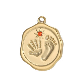 Vandfast Babyfod Vedhæng Med Zirkonia – 14K Forgyldt Stål (19x16mm) - Uniq Perler - 118916