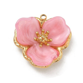 Vandfast Blomster Vedhæng – 18K Forgyldt Stål Med Akryl, Pink (25x25x10mm) - Uniq Perler - 122881