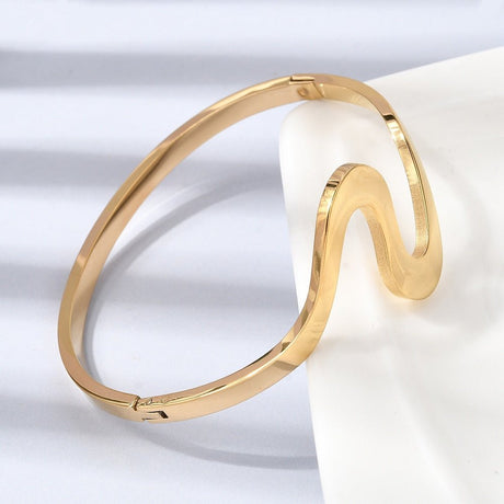 Water-resistant Wave Bangle – 18K Gold-plated Steel, Hinged Design (5x5.85cm)