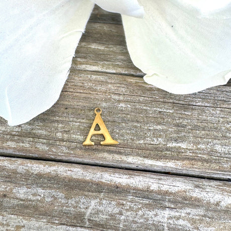 Vandfast Bogstav Vedhæng – Forgyldt Stål (12x7mm) - Uniq Perler - 112111