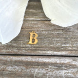 Vandfast Bogstav Vedhæng – Forgyldt Stål (12x7mm) - Uniq Perler - 112112