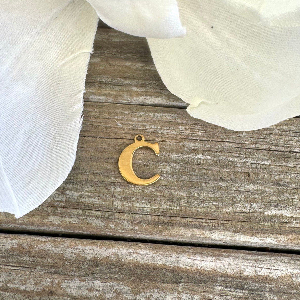 Vandfast Bogstav Vedhæng – Forgyldt Stål (12x7mm) - Uniq Perler - 112113