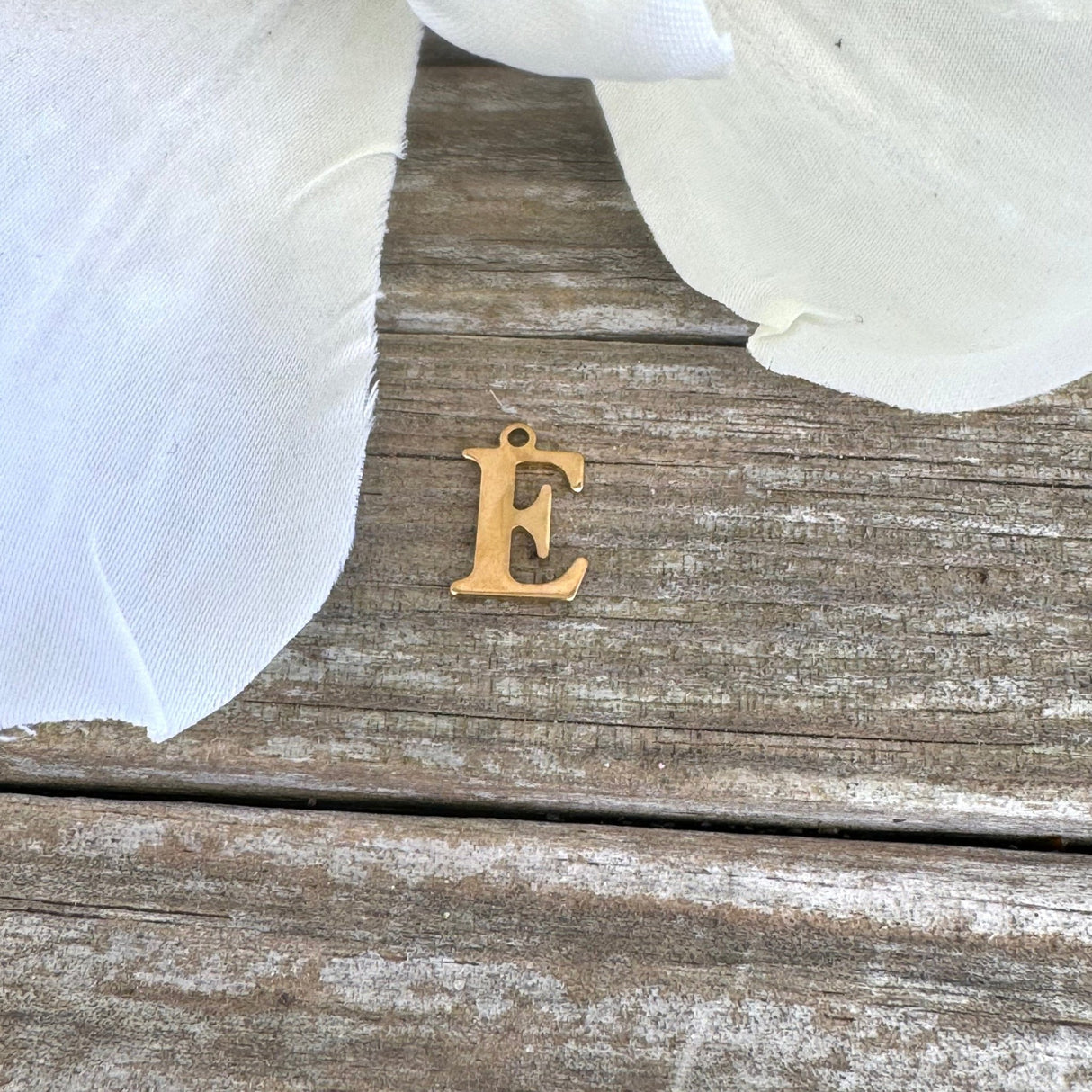 Vandfast Bogstav Vedhæng – Forgyldt Stål (12x7mm) - Uniq Perler - 112115