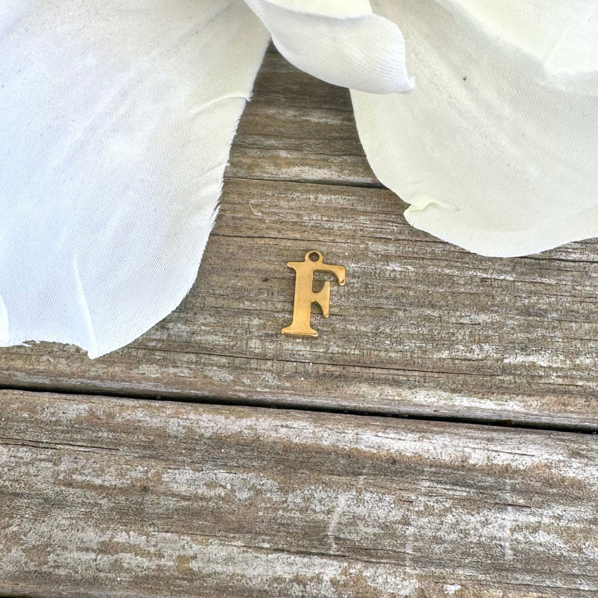 Vandfast Bogstav Vedhæng – Forgyldt Stål (12x7mm) - Uniq Perler - 112116