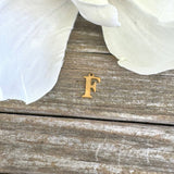 Vandfast Bogstav Vedhæng – Forgyldt Stål (12x7mm) - Uniq Perler - 112116