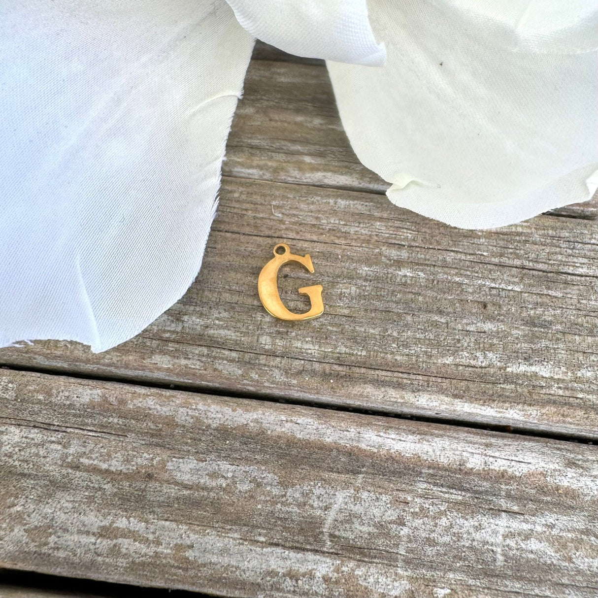 Vandfast Bogstav Vedhæng – Forgyldt Stål (12x7mm) - Uniq Perler - 112117