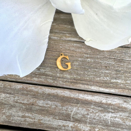 Vandfast Bogstav Vedhæng – Forgyldt Stål (12x7mm) - Uniq Perler - 112117