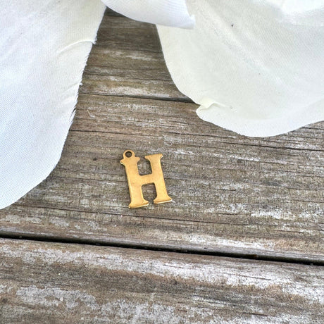 Vandfast Bogstav Vedhæng – Forgyldt Stål (12x7mm) - Uniq Perler - 112118