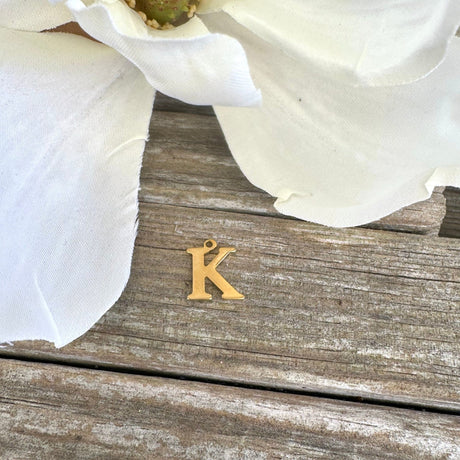 Vandfast Bogstav Vedhæng – Forgyldt Stål (12x7mm) - Uniq Perler - 112121