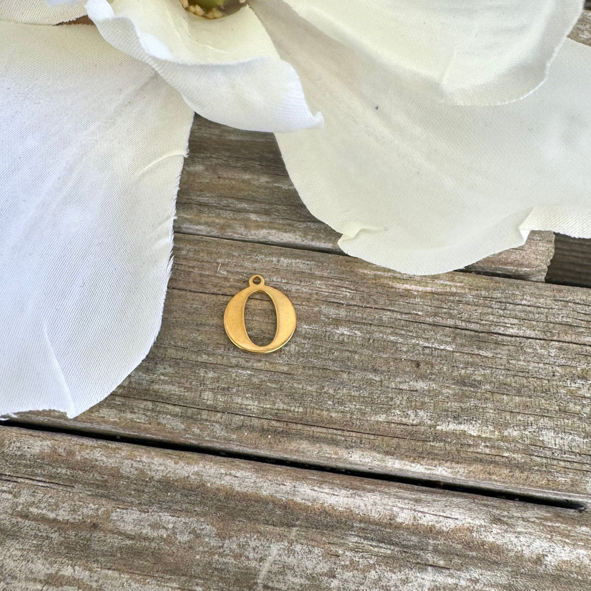 Vandfast Bogstav Vedhæng – Forgyldt Stål (12x7mm) - Uniq Perler - 112122