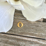 Vandfast Bogstav Vedhæng – Forgyldt Stål (12x7mm) - Uniq Perler - 112122