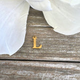 Vandfast Bogstav Vedhæng – Forgyldt Stål (12x7mm) - Uniq Perler - 112122