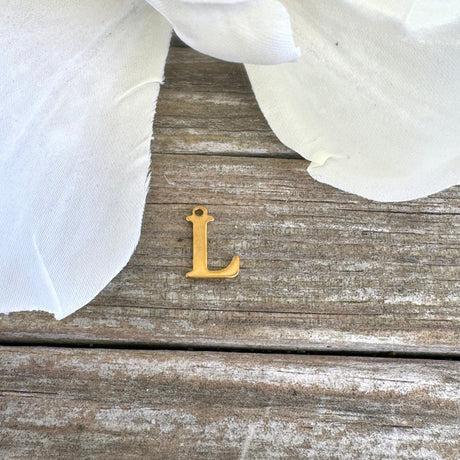 Vandfast Bogstav Vedhæng – Forgyldt Stål (12x7mm) - Uniq Perler - 112122