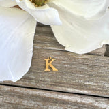 Vandfast Bogstav Vedhæng – Forgyldt Stål (12x7mm) - Uniq Perler - 112123