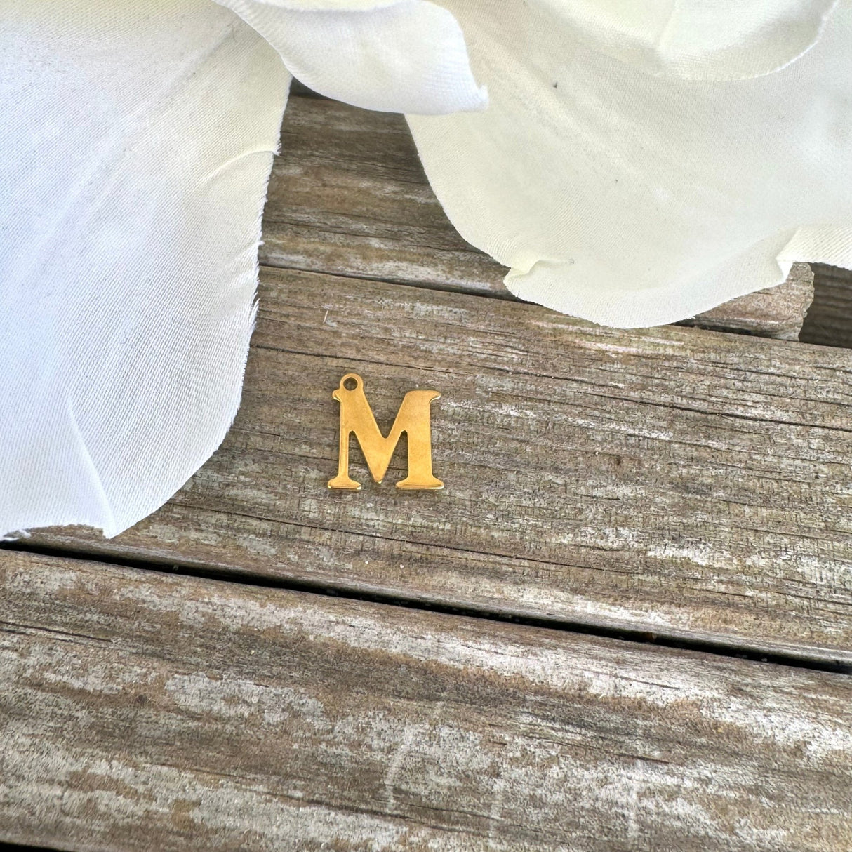 Vandfast Bogstav Vedhæng – Forgyldt Stål (12x7mm) - Uniq Perler - 112123