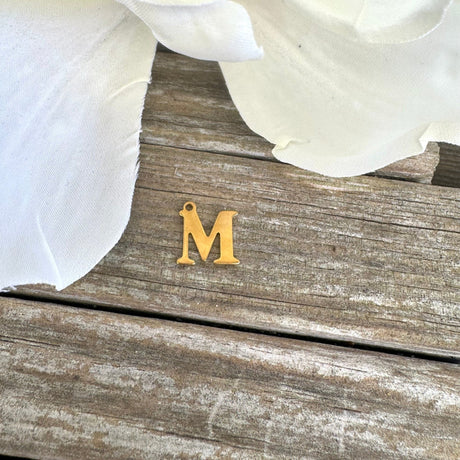 Vandfast Bogstav Vedhæng – Forgyldt Stål (12x7mm) - Uniq Perler - 112123