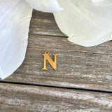 Vandfast Bogstav Vedhæng – Forgyldt Stål (12x7mm) - Uniq Perler - 112124