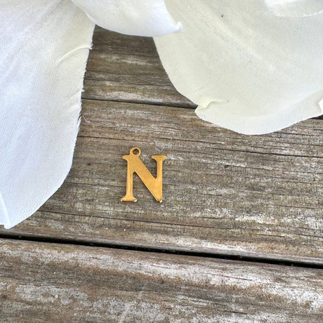 Vandfast Bogstav Vedhæng – Forgyldt Stål (12x7mm) - Uniq Perler - 112124