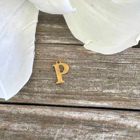 Vandfast Bogstav Vedhæng – Forgyldt Stål (12x7mm) - Uniq Perler - 112126