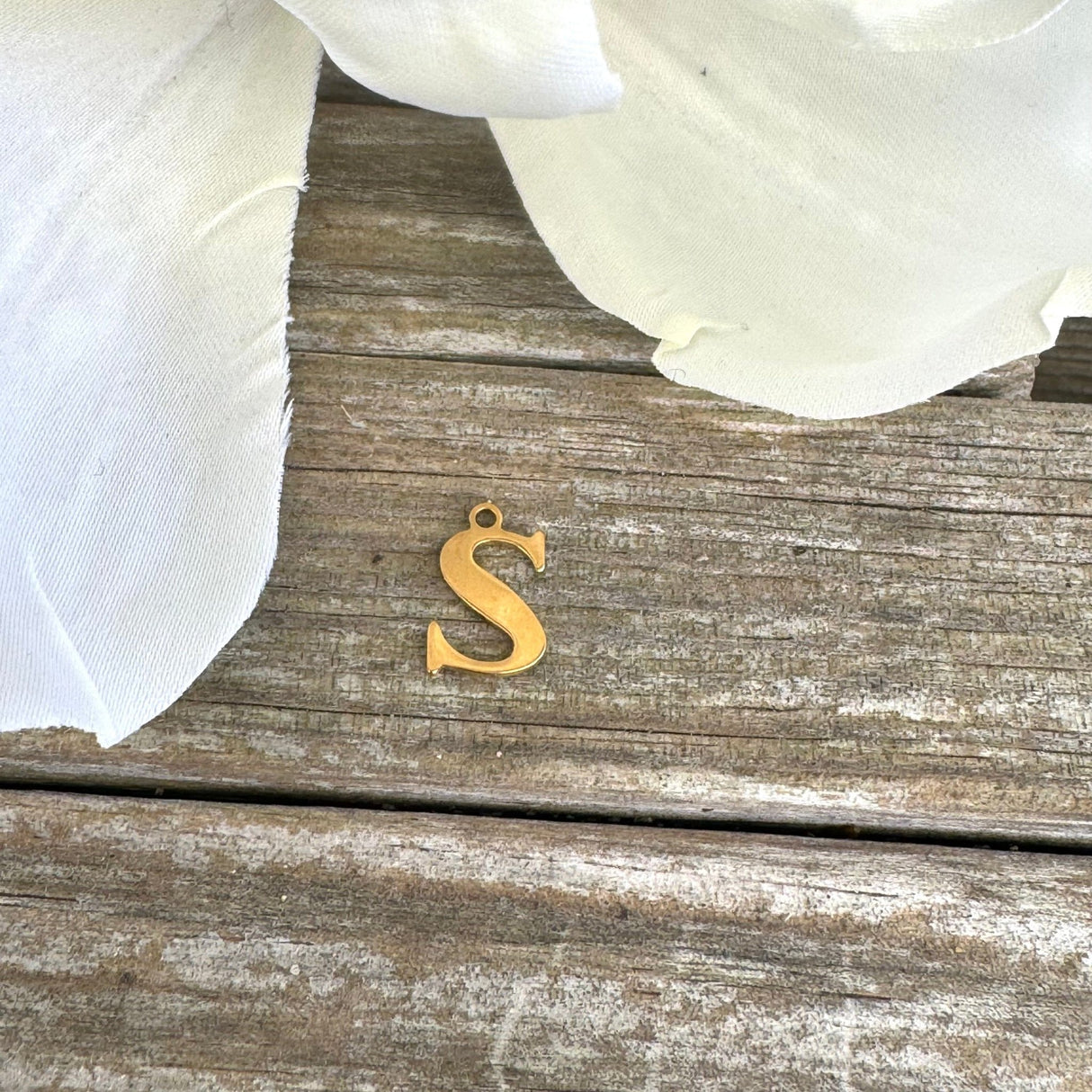 Vandfast Bogstav Vedhæng – Forgyldt Stål (12x7mm) - Uniq Perler - 112129