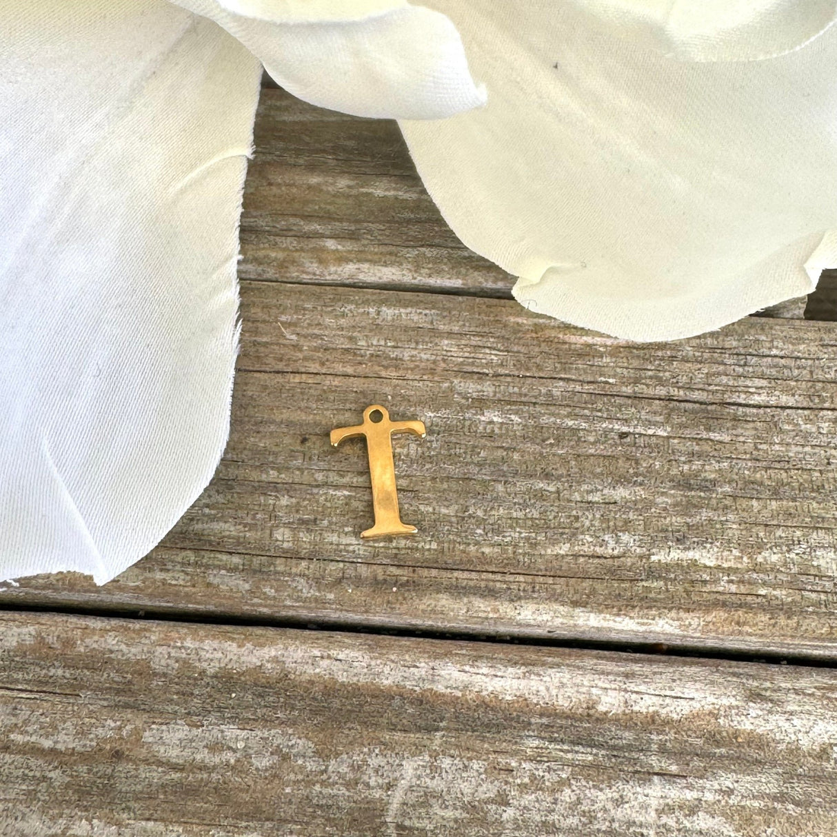 Vandfast Bogstav Vedhæng – Forgyldt Stål (12x7mm) - Uniq Perler - 112130