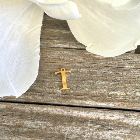 Vandfast Bogstav Vedhæng – Forgyldt Stål (12x7mm) - Uniq Perler - 112130