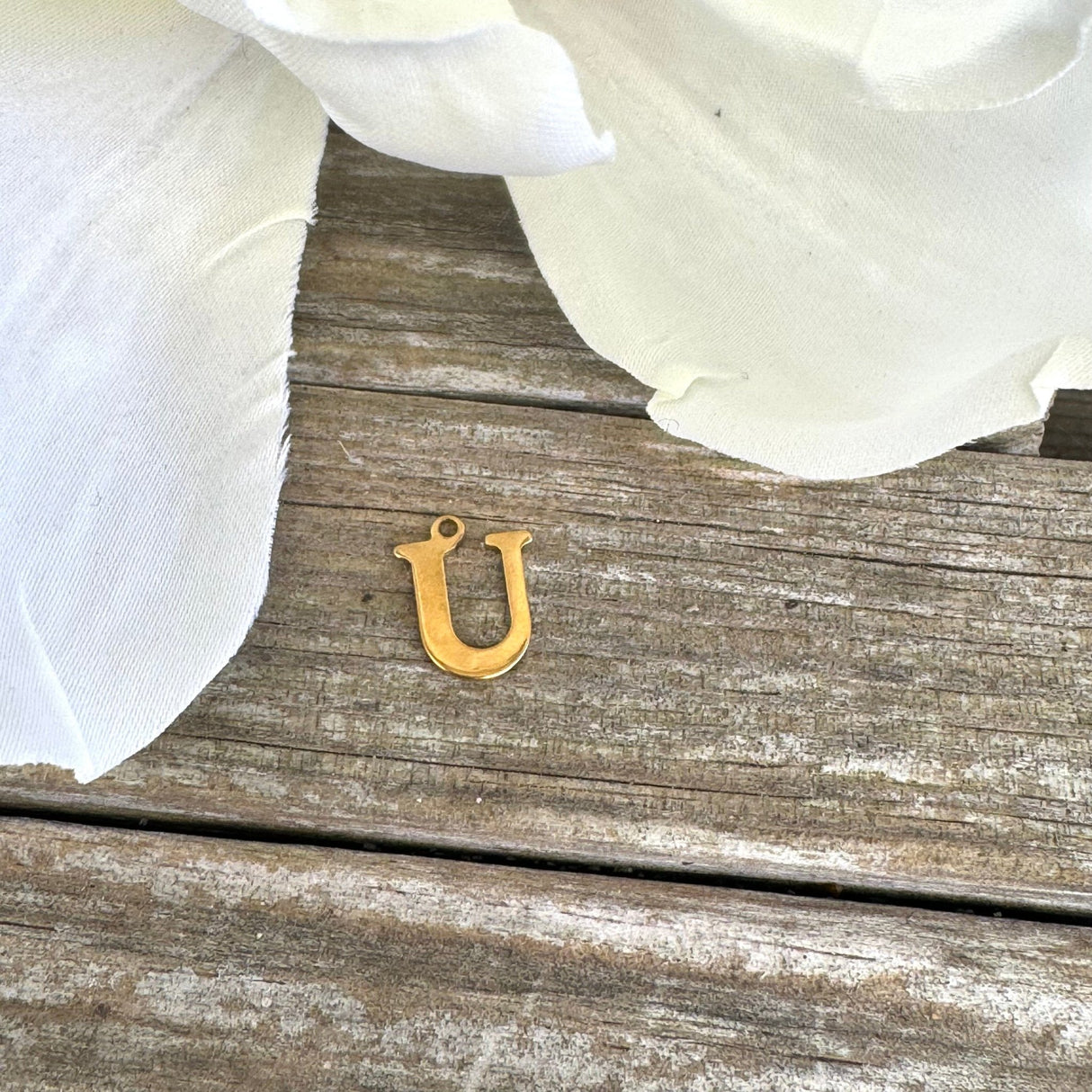 Vandfast Bogstav Vedhæng – Forgyldt Stål (12x7mm) - Uniq Perler - 112131