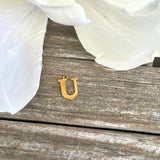 Vandfast Bogstav Vedhæng – Forgyldt Stål (12x7mm) - Uniq Perler - 112131