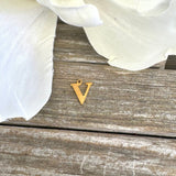 Vandfast Bogstav Vedhæng – Forgyldt Stål (12x7mm) - Uniq Perler - 112132