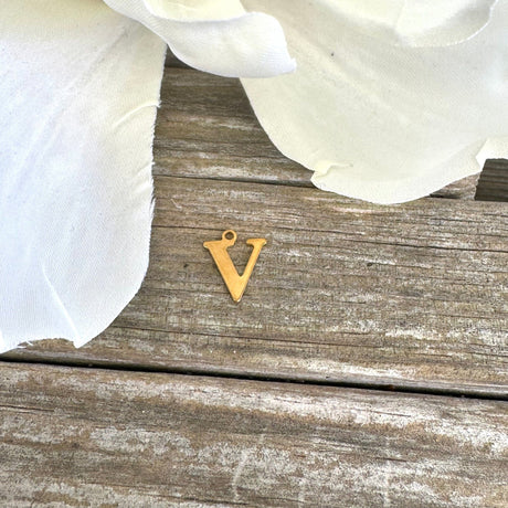 Vandfast Bogstav Vedhæng – Forgyldt Stål (12x7mm) - Uniq Perler - 112132