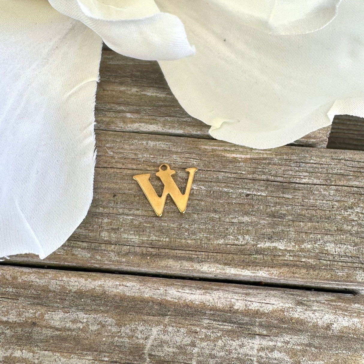 Vandfast Bogstav Vedhæng – Forgyldt Stål (12x7mm) - Uniq Perler - 112133