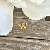 Vandfast Bogstav Vedhæng – Forgyldt Stål (12x7mm) - Uniq Perler - 112133