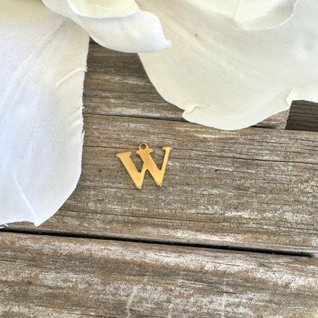 Vandfast Bogstav Vedhæng – Forgyldt Stål (12x7mm) - Uniq Perler - 112133