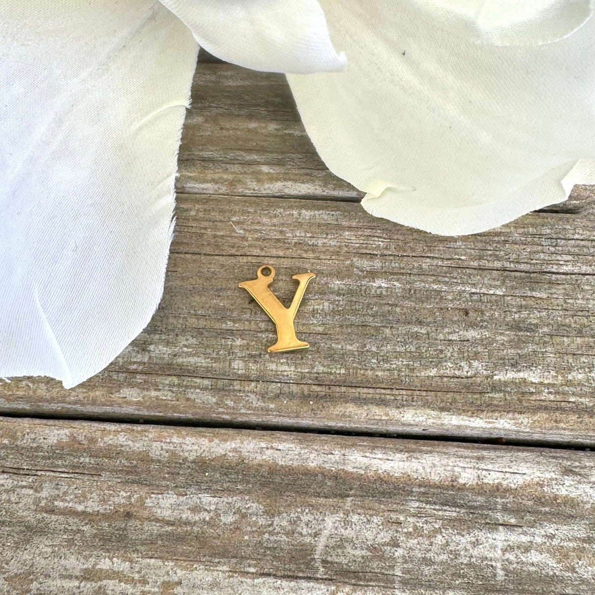 Vandfast Bogstav Vedhæng – Forgyldt Stål (12x7mm) - Uniq Perler - 112135