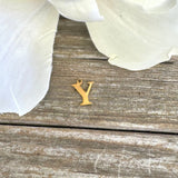 Vandfast Bogstav Vedhæng – Forgyldt Stål (12x7mm) - Uniq Perler - 112135