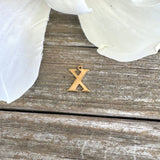 Vandfast Bogstav Vedhæng – Forgyldt Stål (12x7mm) - Uniq Perler - 112136