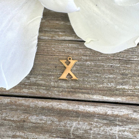 Vandfast Bogstav Vedhæng – Forgyldt Stål (12x7mm) - Uniq Perler - 112136