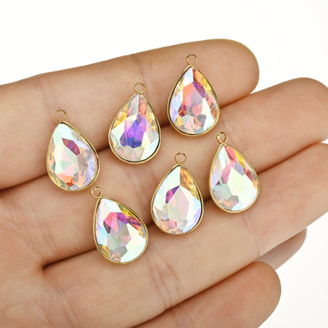 Vandfast Dråbe Vedhæng Med Kubisk Zirkonia, Forgyldt Stål, 16x11mm - Uniq Perler - 1233312