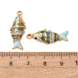 Vandfast Fisk Vedhæng – 18K Forgyldt Stål Med Grøn Emalje (26x10x4mm) - Uniq Perler - 122039