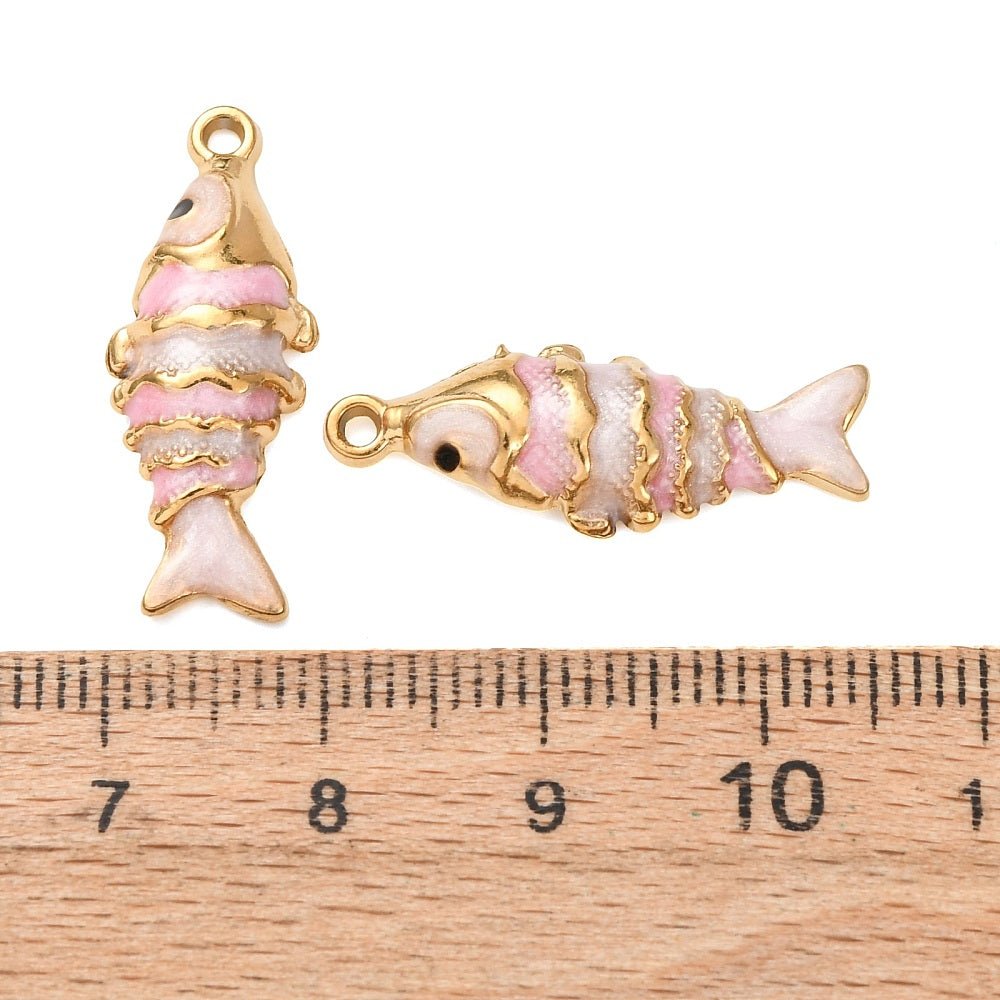 Vandfast Fisk Vedhæng – 18K Forgyldt Stål Med Pink Emalje (26x10x4mm) - Uniq Perler - 121991