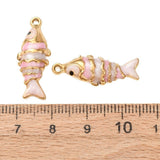 Vandfast Fisk Vedhæng – 18K Forgyldt Stål Med Pink Emalje (26x10x4mm) - Uniq Perler - 121991