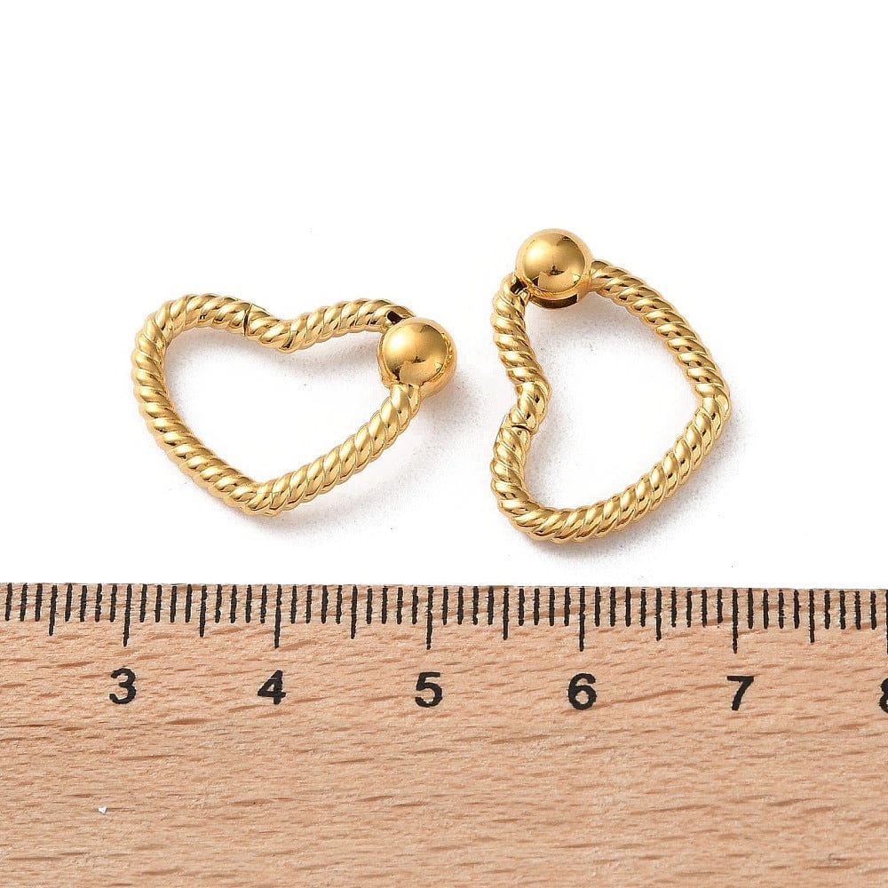 Vandfast Hjerte Springlås Med Mønster - 18K Forgyldt Stål (22x16mm) - Uniq Perler - 116024