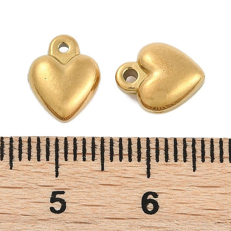 Vandfast Hjerteformet Vedhæng – 18K Forgyldt Stål (10x8mm) 2 stk - Uniq Perler - 126309
