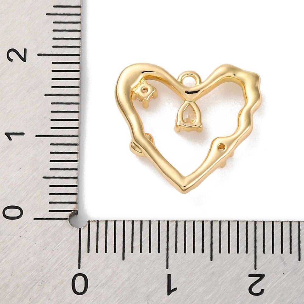 Vandfast Hjerteformet Vedhæng Med Zirkonia – 14K Forgyldt Messing (15,5x17mm) - Uniq Perler - 126155
