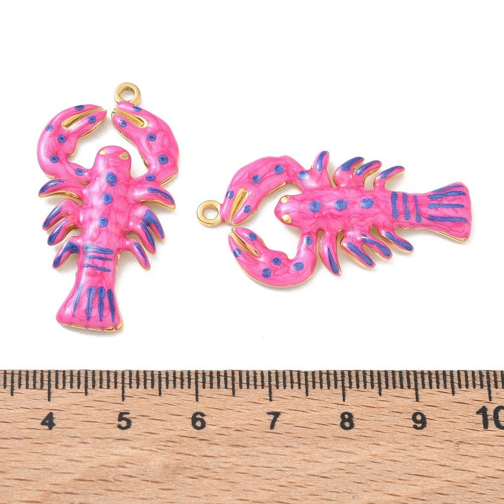 Vandfast Hummer Vedhæng – Fuchsia Emalje, 18K Forgyldt Stål (39x20,5mm) - Uniq Perler - 126276