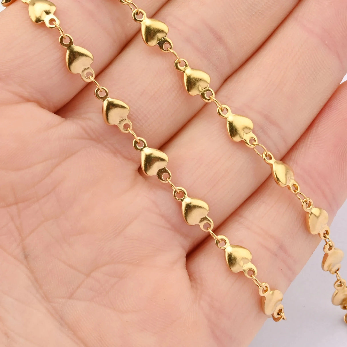 Vandfast Kæde Med Hjerteled – 18K Forgyldt Stål (5,3mm) 1m - Uniq Perler - 117493