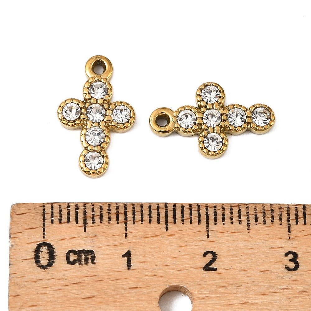 Vandfast Kors Vedhæng med Zirkonia – 18K Forgyldt Stål (15.5mm) - Uniq Perler - 122168