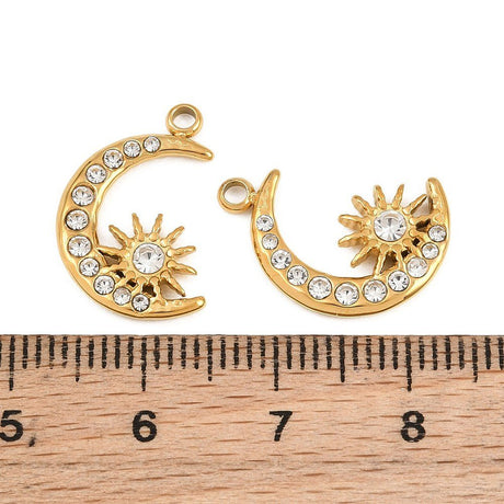 Vandfast Måne Og Sol Vedhæng Med Klar Zirkonia – 18K Forgyldt Stål (18x12x2,5mm) - Uniq Perler - 125751