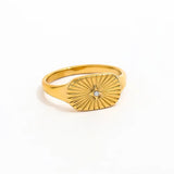 Vandfast Ring Med Stråle Mønster, Forgyldt Stål, 51mm - Uniq Perler - 133824